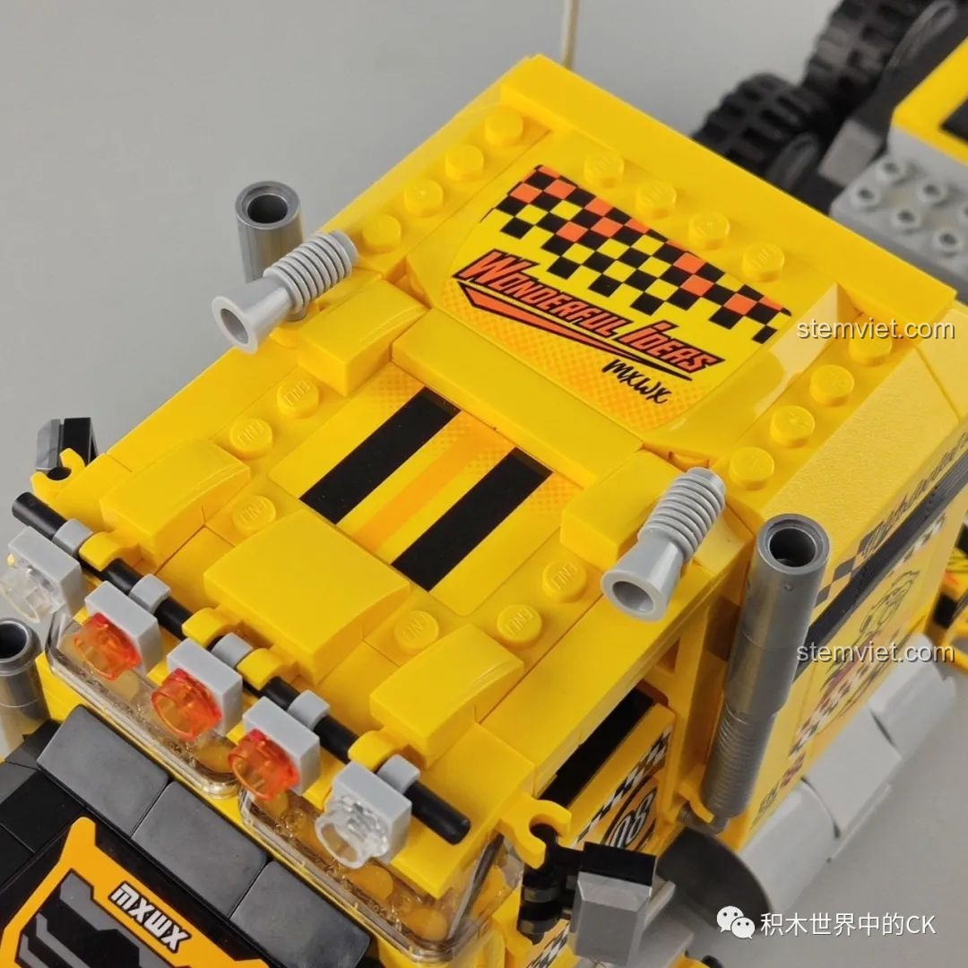 Cận cảnh chi tiết dàn đèn trên nóc cabin của xe tải QMAN 42108.