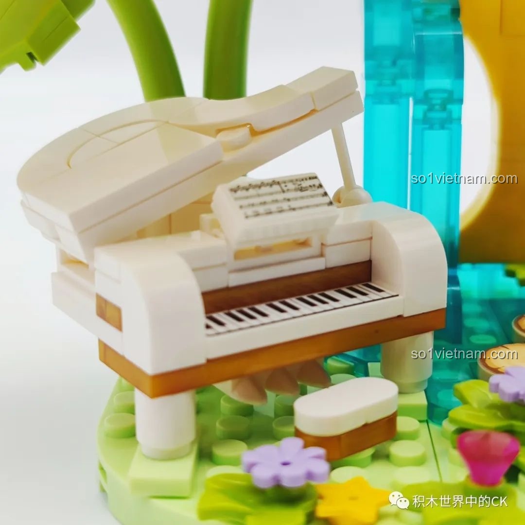 Cận cảnh chi tiết phím đàn piano và nắp đàn có thể mở được trong mô hình.