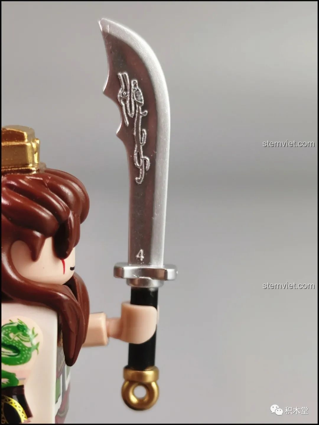 Cận cảnh lưỡi đao của minifigure Cam Ninh DECOOL 2030C, với các ký tự được khắc một cách tinh xảo.