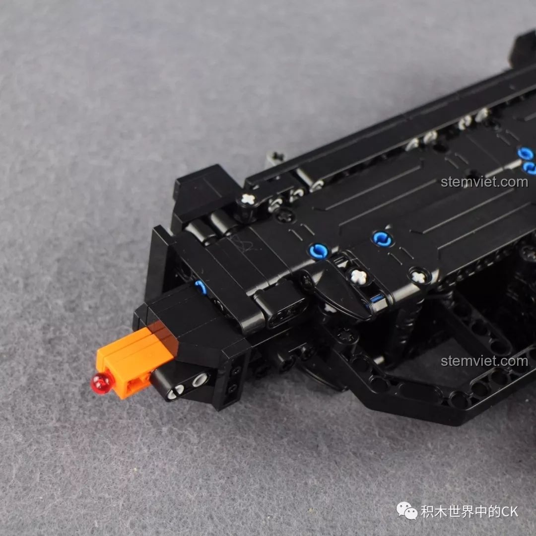 Cận cảnh đầu nòng súng và viên đạn nhựa màu cam của bộ đồ chơi lắp ráp Súng UZI CaDA C81008.