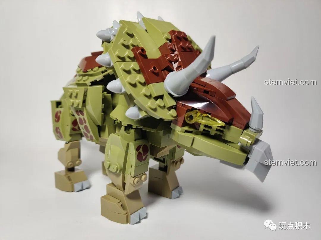 Cận cảnh phần đầu của mô hình WOMA C0451 với ba chiếc sừng và tấm khiên cổ được thiết kế chi tiết, sát với thực tế.