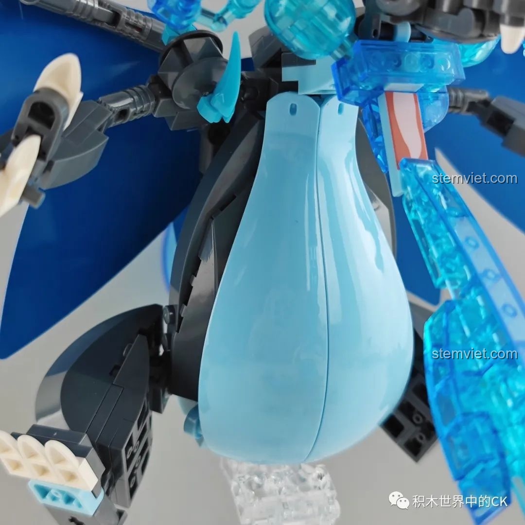 Cận cảnh chi tiết đầu của Mega Charizard X với đôi mắt đỏ và ngọn lửa xanh đặc trưng.