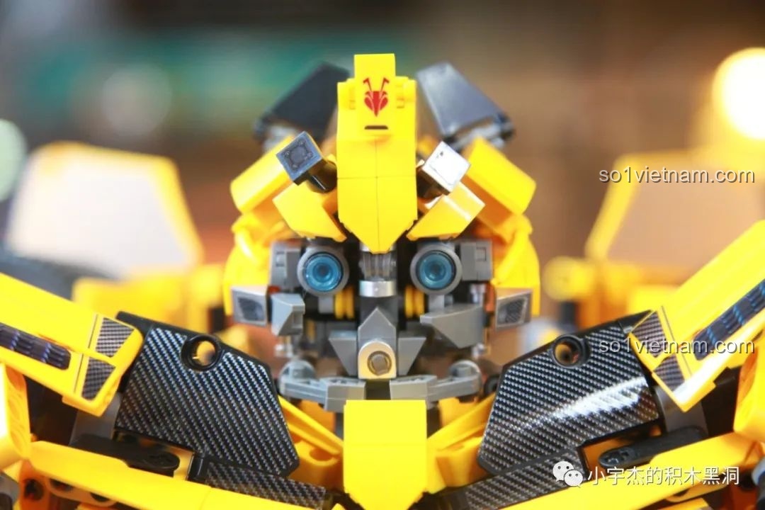 Cận cảnh phần đầu của Bumblebee sau khi dán sticker, với biểu tượng Autobot trên trán, làm tăng thêm độ chân thực.