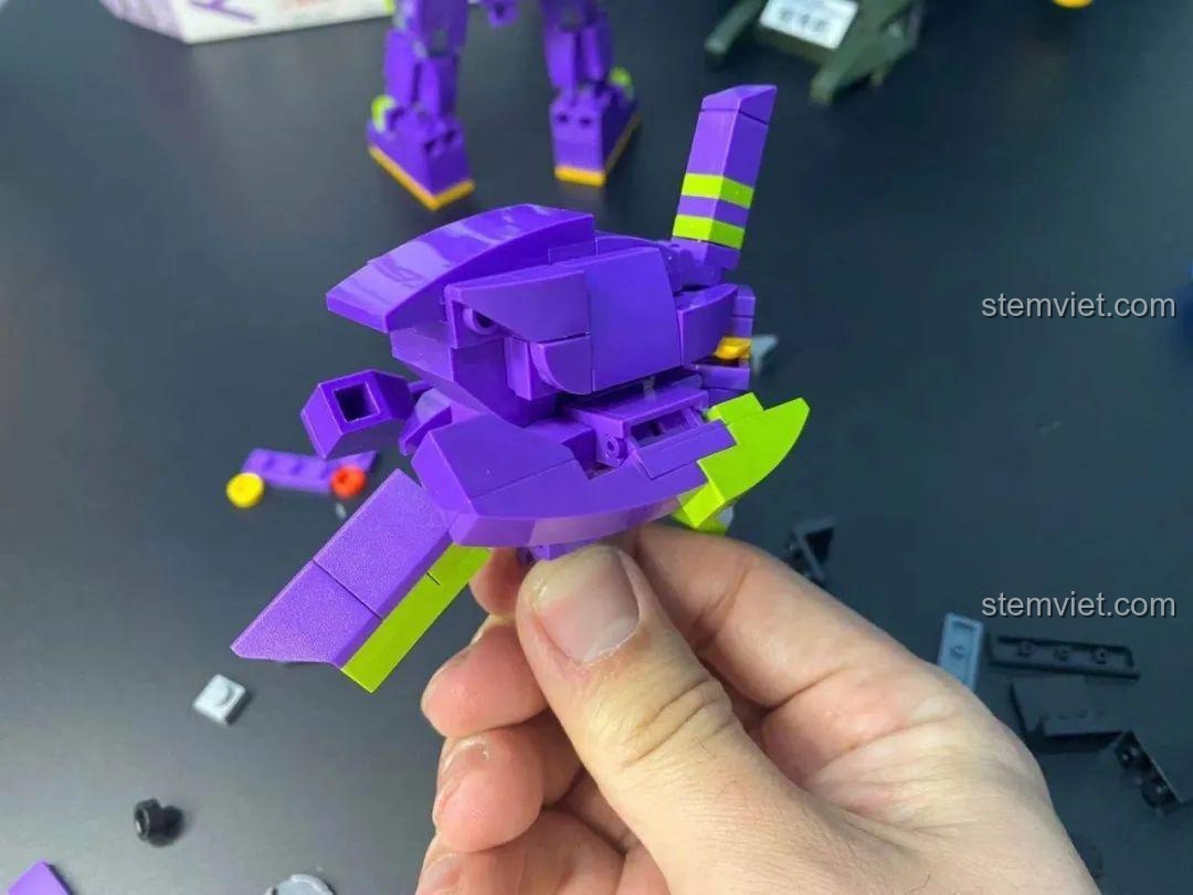 Cận cảnh phần đầu của robot Evangelion Keeppley K20302 với các chi tiết góc cạnh và màu sắc đặc trưng.