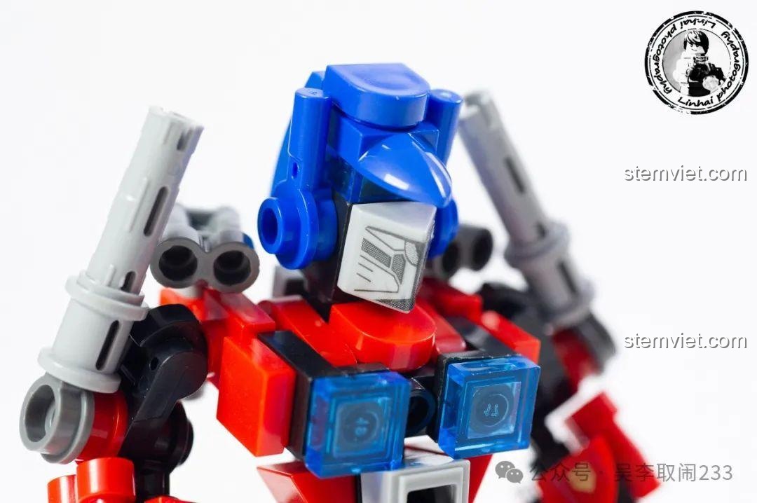 Cận cảnh phần đầu của Robot Optimus Prime với các chi tiết được in sắc nét.