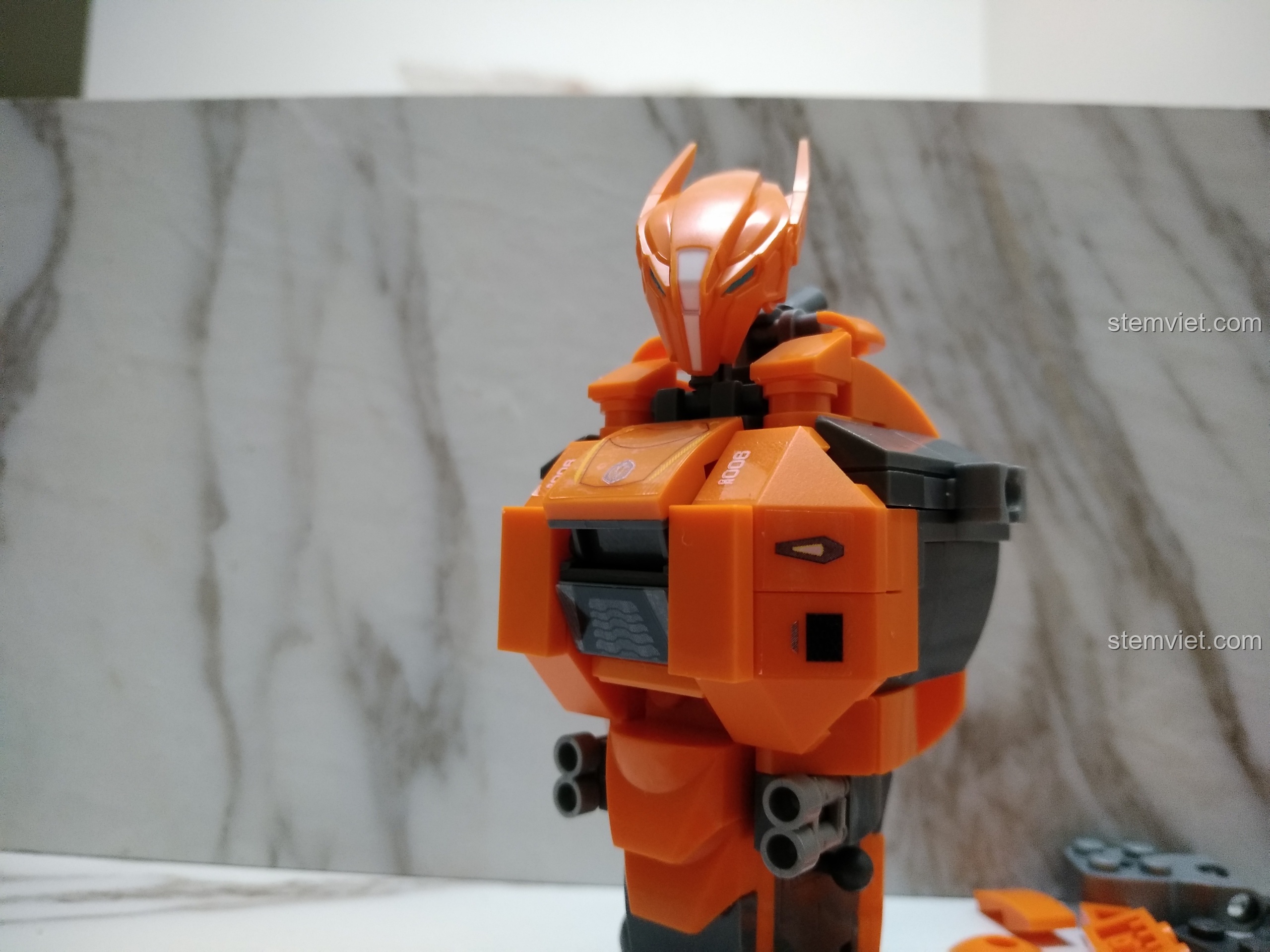 Cận cảnh phần đầu và ngực của mô hình Sluban M38B0726B Người máy Saber Athena sau khi lắp ráp xong.