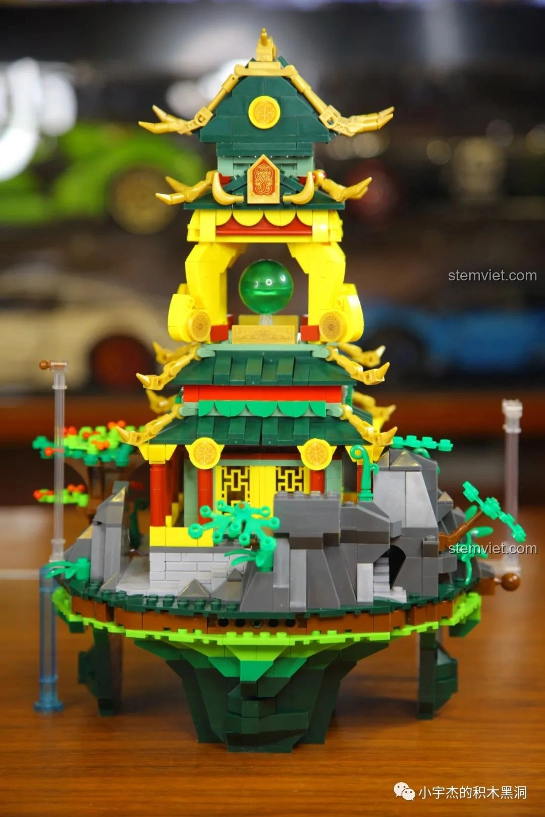 Cận cảnh đầu rồng màu nâu của mô hình Thanh Long Các Sluban M38-B0936, với chi tiết lá xanh.