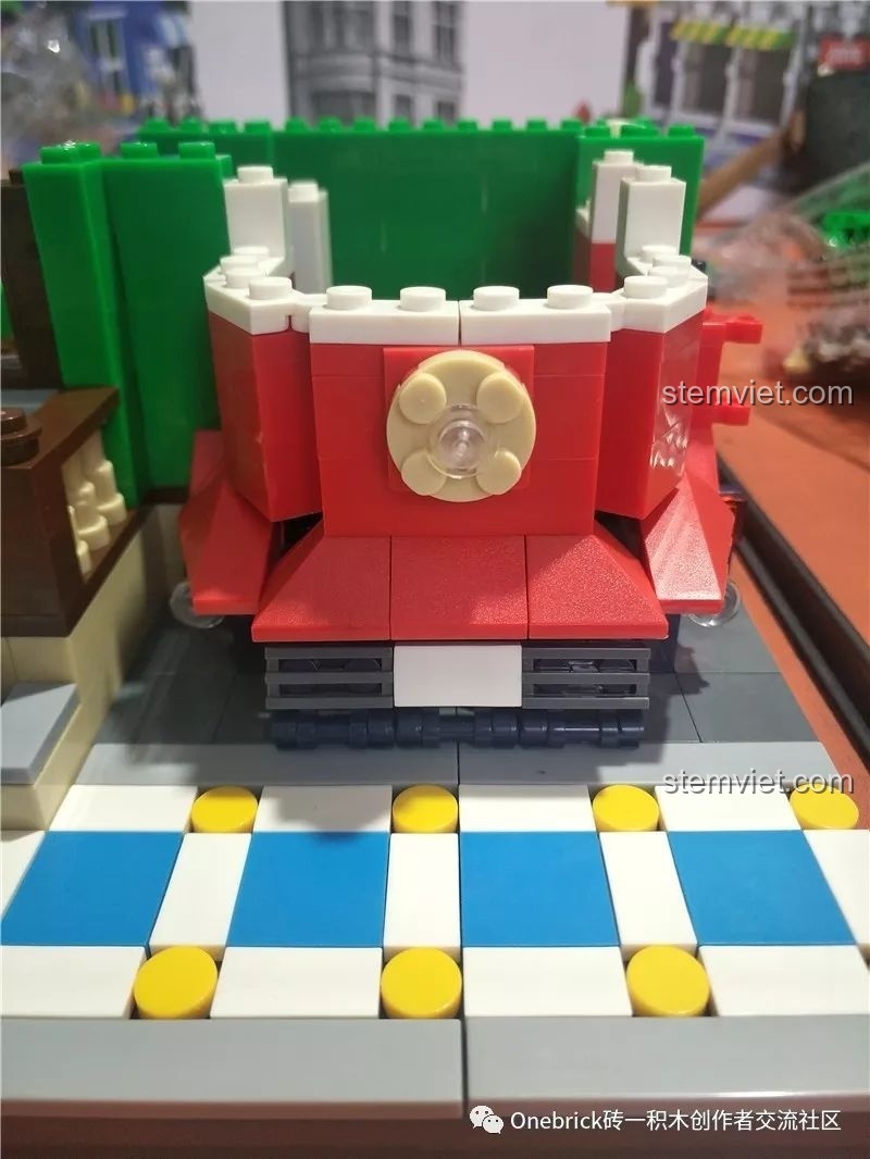 Cận cảnh chi tiết đầu toa tàu màu đỏ trong bộ WANGE 6313, cho thấy các mảnh ghép nhỏ được sử dụng.