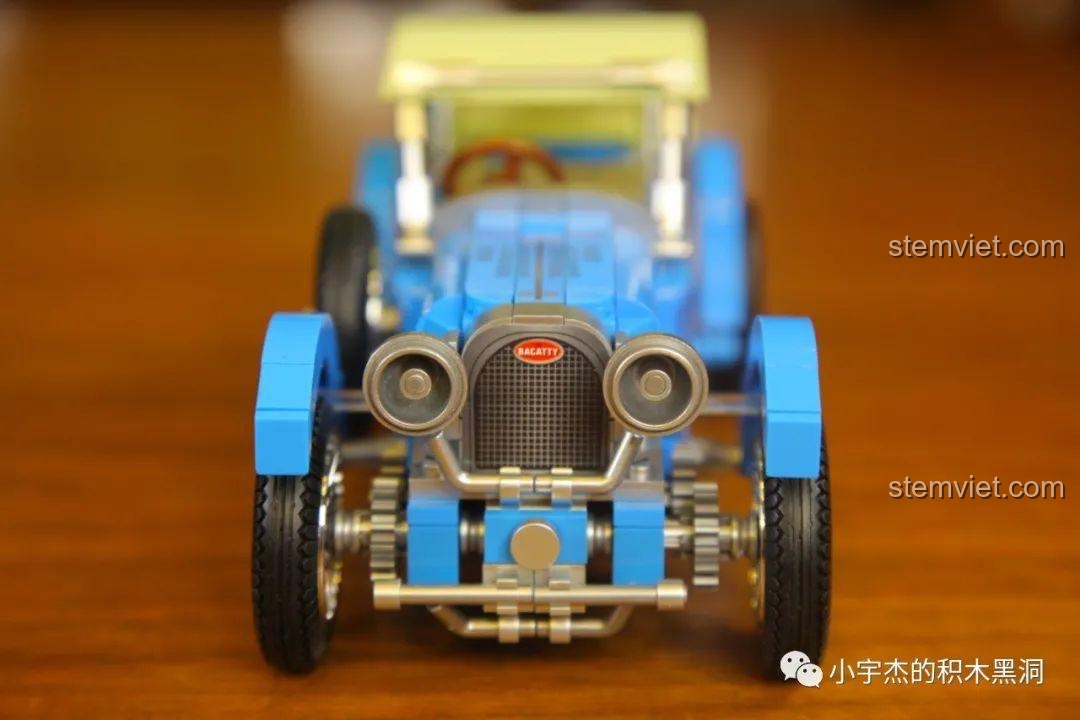 Cận cảnh phần đầu xe của mô hình Bugatti T38A SEMBO 705600, với lưới tản nhiệt dán sticker và đèn pha tròn cổ điển.