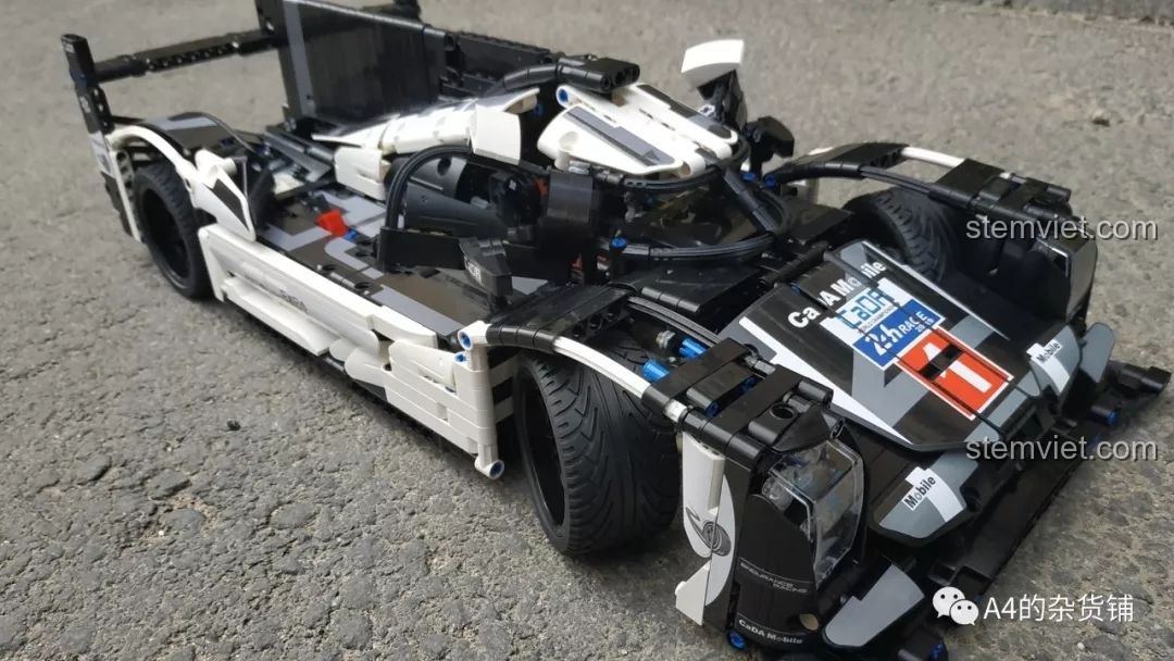 Góc chụp cận cảnh phần đầu xe CaDA C61016, làm nổi bật các chi tiết đèn pha và tem dán.