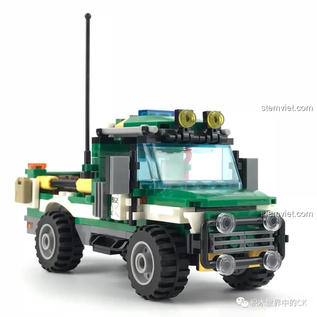 Cận cảnh đầu xe địa hình cứu hộ SEMBO 9552, với decal trang trí và bốn đèn pha, tạo vẻ ngoài mạnh mẽ và ấn tượng.