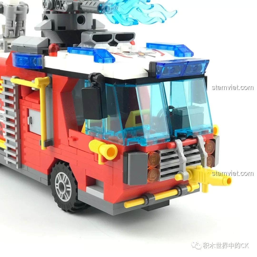 Cận cảnh đầu xe cứu hỏa QMAN 2809, chi tiết vòi phun, đèn, kính chắn gió và gương chiếu hậu.