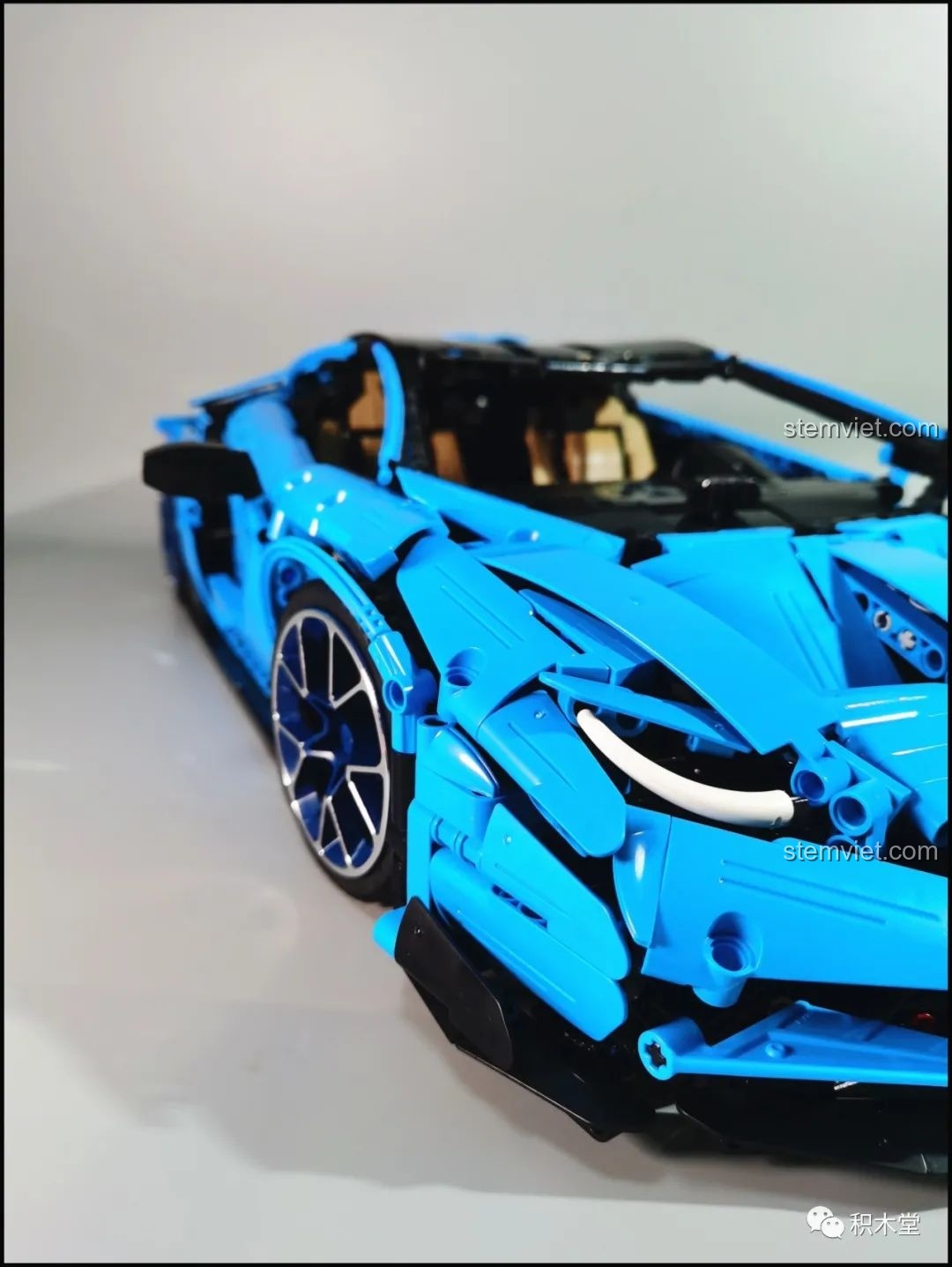Cận cảnh đầu xe của Hypercar Lamborghini Centenario 61041, khoe đèn pha và các đường nét.