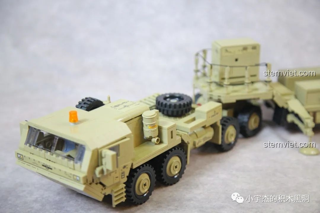 Cận cảnh phần đầu xe của mô hình Panlos 628014, thể hiện thiết kế mạnh mẽ và chi tiết.