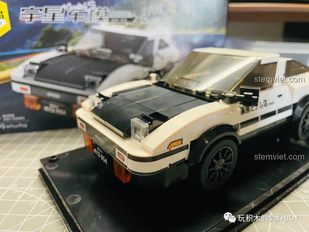 Cận cảnh phần đầu xe của mô hình Mould King 27013 Xe Đua Toyota AE86, nổi bật đèn pha pop-up và lưới tản nhiệt.