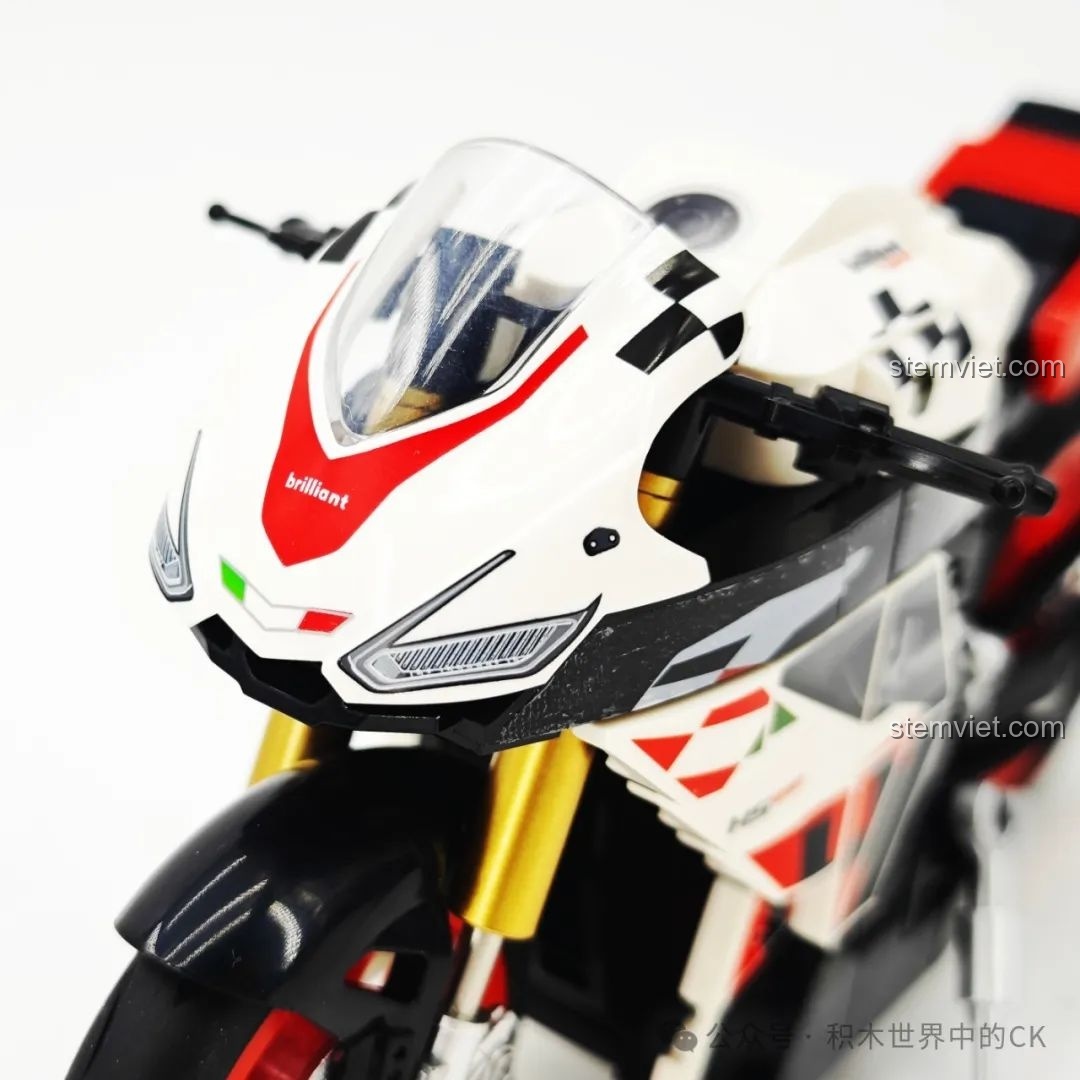 Cận cảnh chi tiết đầu xe của mô hình Aprilia 'Bá Chủ' SEMBO 714553, với cặp phuộc vàng và tem đấu.