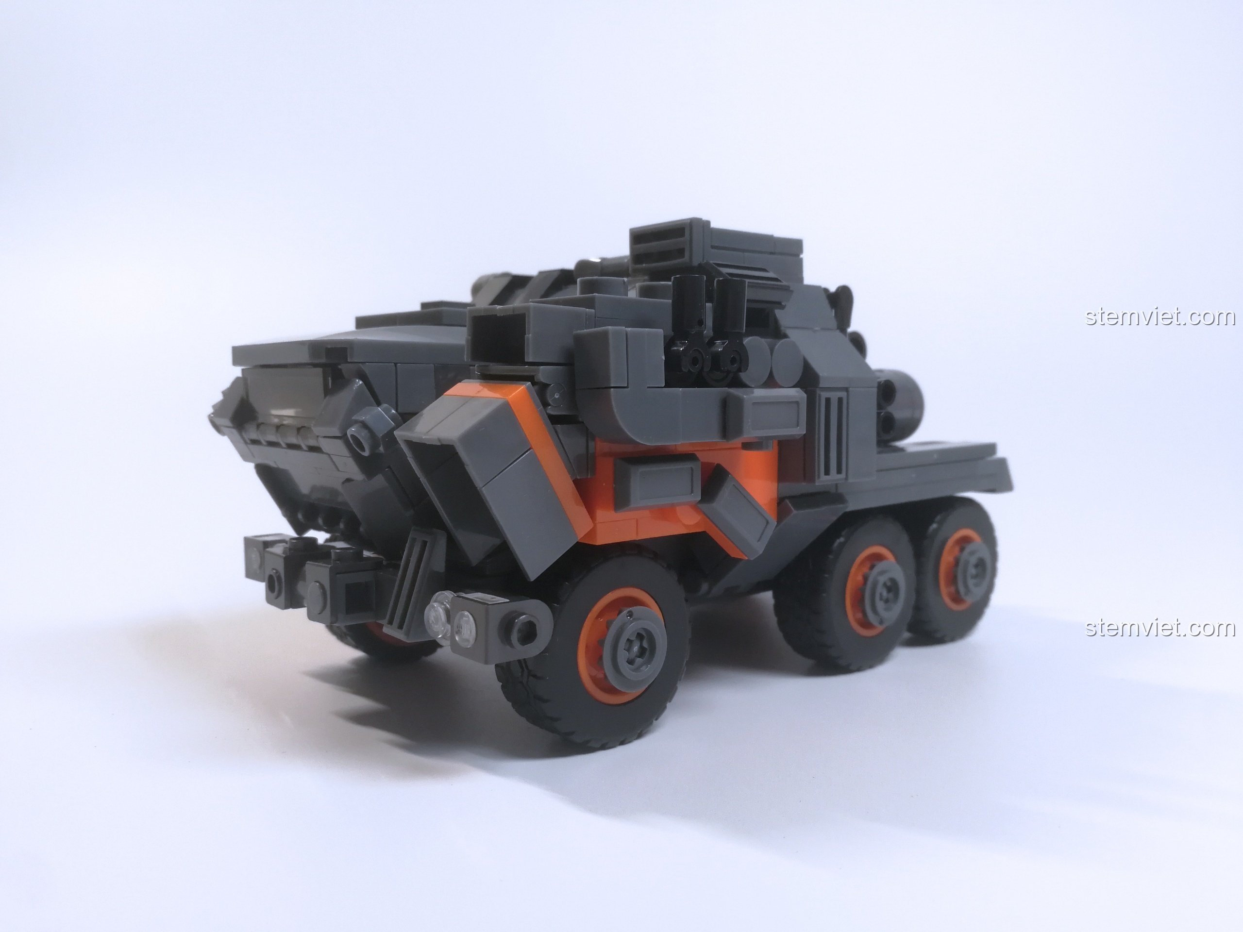 Cận cảnh phần đầu xe của mô hình Sluban 787 Cỗ Máy Vận Chuyển Khổng Lồ, thể hiện các chi tiết thiết kế phức tạp.
