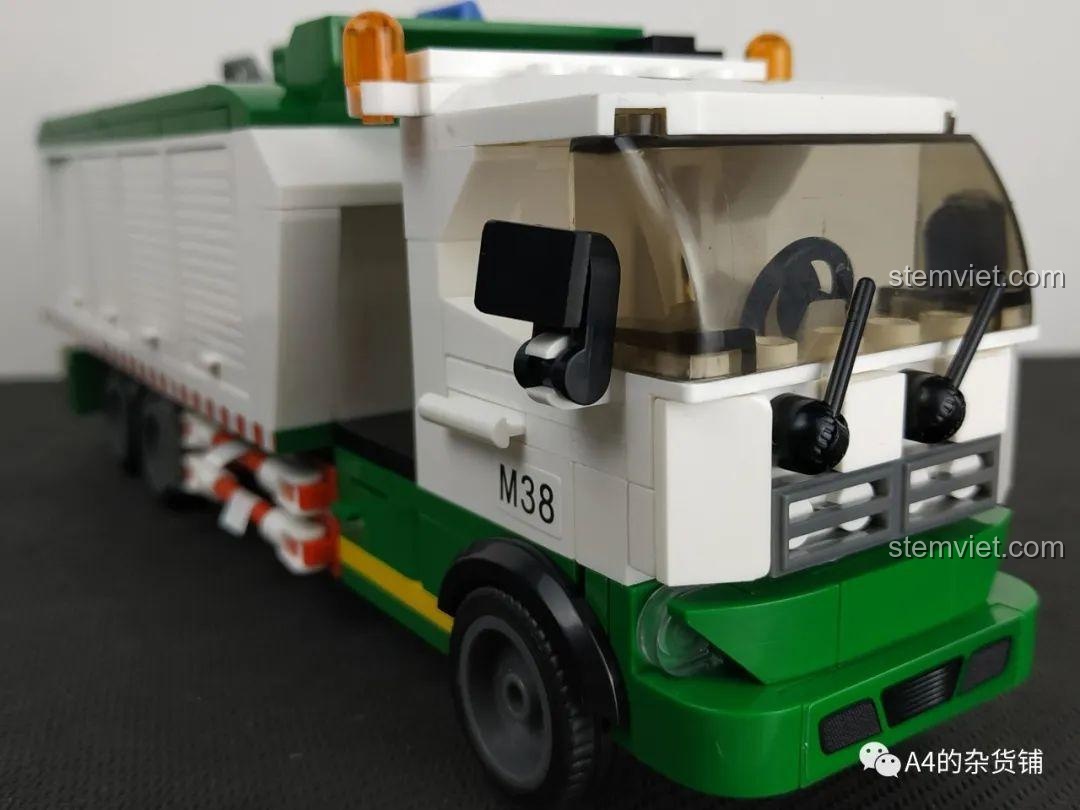 Góc nhìn cận cảnh phần đầu xe của mô hình Xe Tải Chở Rác Phân Loại Sluban B0780.