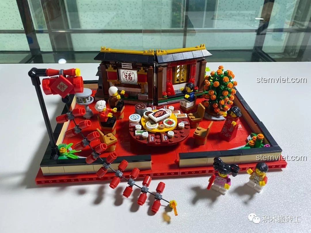 Một góc nhìn khác của bộ đồ chơi mô hình 808, tập trung vào dây pháo và không khí ngày Tết.