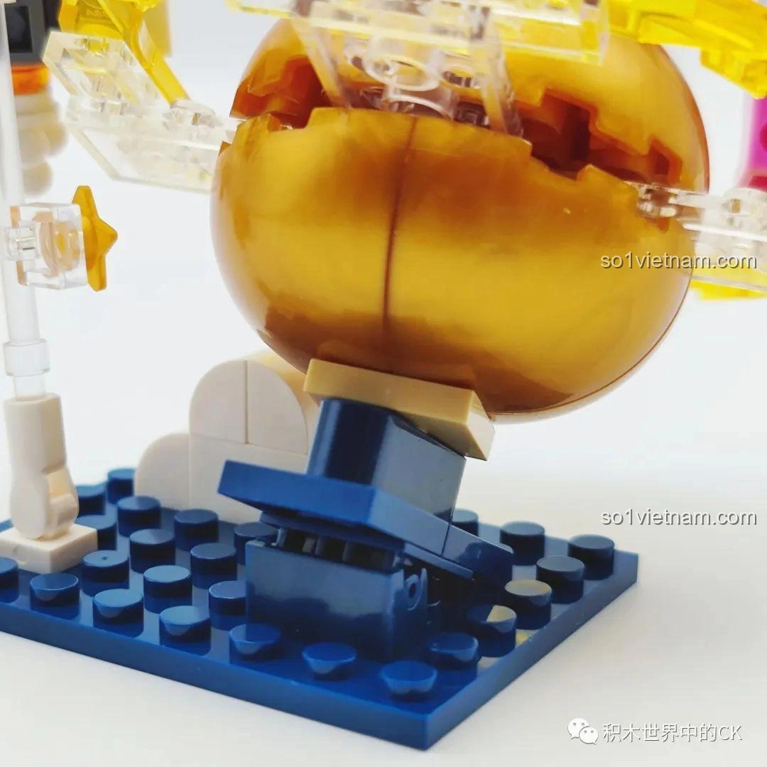 Cận cảnh đế đứng màu xanh dương và các chi tiết đỡ mô hình Global Walk, thuộc bộ đồ chơi lắp ráp WISE BLOCK HA390213.
