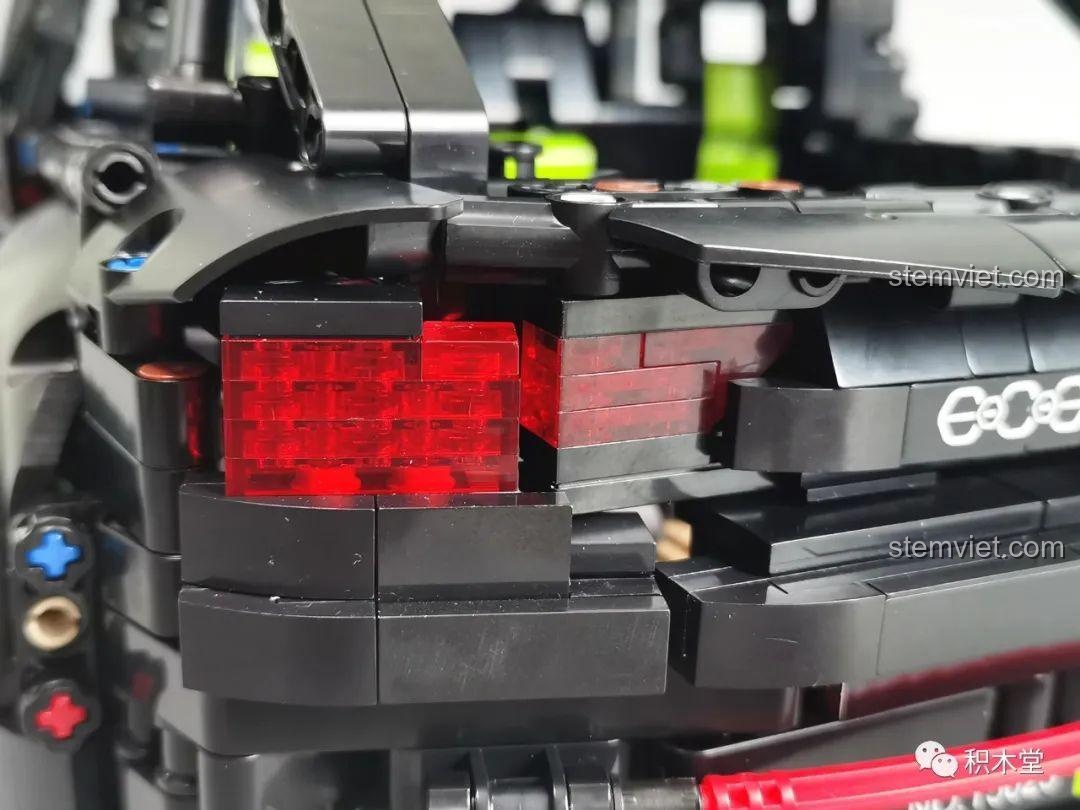 Cận cảnh cụm đèn hậu của mô hình TGL T5023, được lắp từ các chi tiết trong suốt màu đỏ.