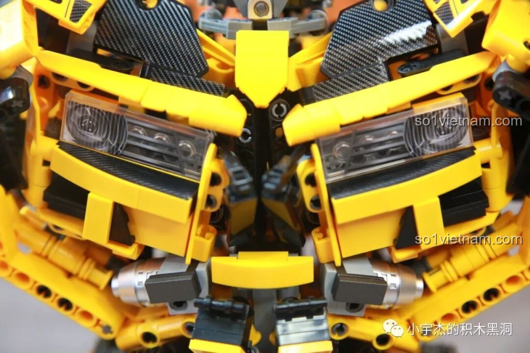 Cận cảnh chi tiết đèn pha trên ngực của mô hình Bumblebee, một chi tiết đặc trưng được tái hiện rất tốt.