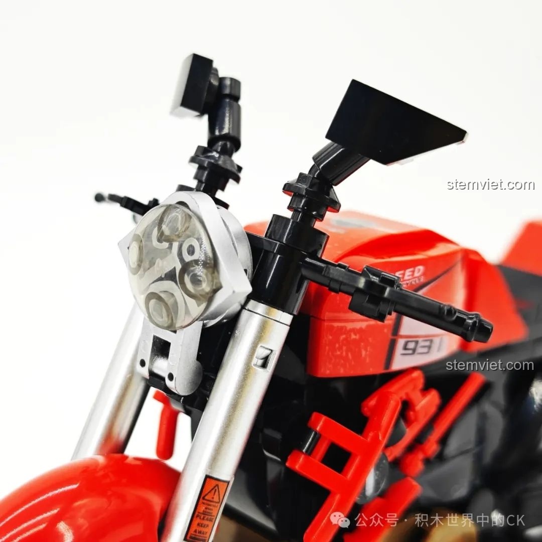 Cận cảnh chi tiết đèn pha và tay lái của mô hình Ducati Monster 821 SEMBO 714552, thể hiện độ hoàn thiện cao.