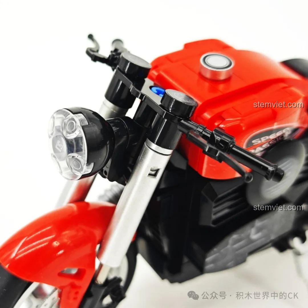 Cận cảnh chi tiết đèn pha và tay lái của mô hình 'Halay Cứng Cáp' SEMBO 714554, thể hiện sự tinh xảo.