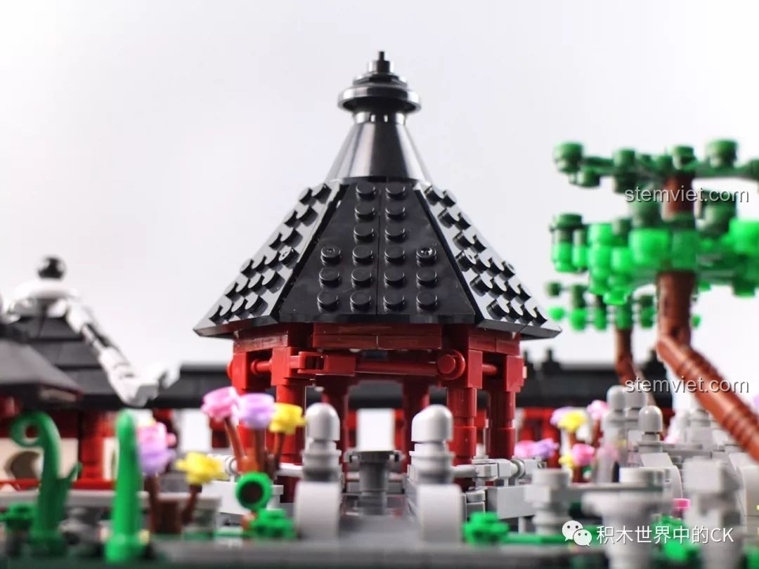 Ảnh chụp cận cảnh đình lục giác trung tâm của Vườn Tô Châu, thể hiện chi tiết mái và cột trụ.