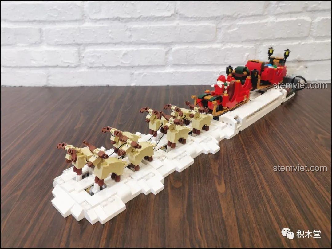 Góc nhìn cận cảnh từ phía trước của đoàn tuần lộc và xe trượt tuyết, làm nổi bật vẻ đẹp của mô hình.