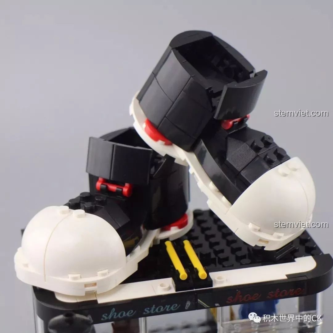 Cận cảnh chi tiết đôi giày thể thao khổng lồ trên mái nhà của bộ đồ chơi mô hình cửa hàng giày Winner.