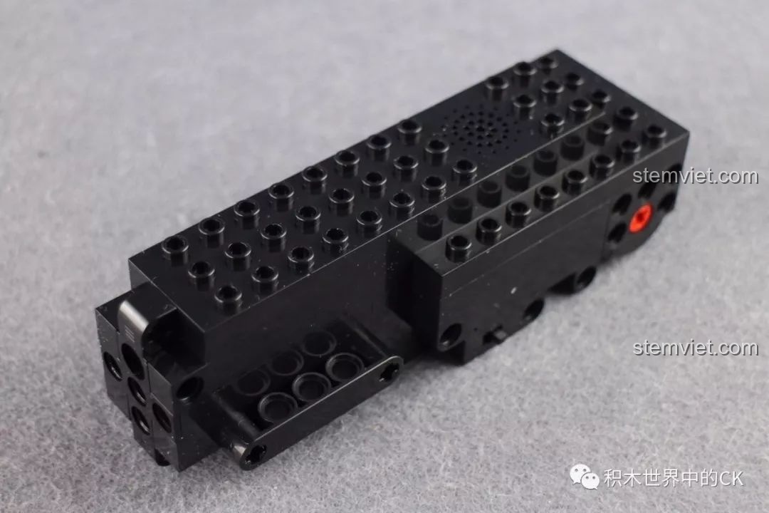 Cận cảnh module động cơ tích hợp pin sạc và loa của bộ Mould King 13020. Đánh giá Mould King 13020 Xe chiến đấu của Batman.