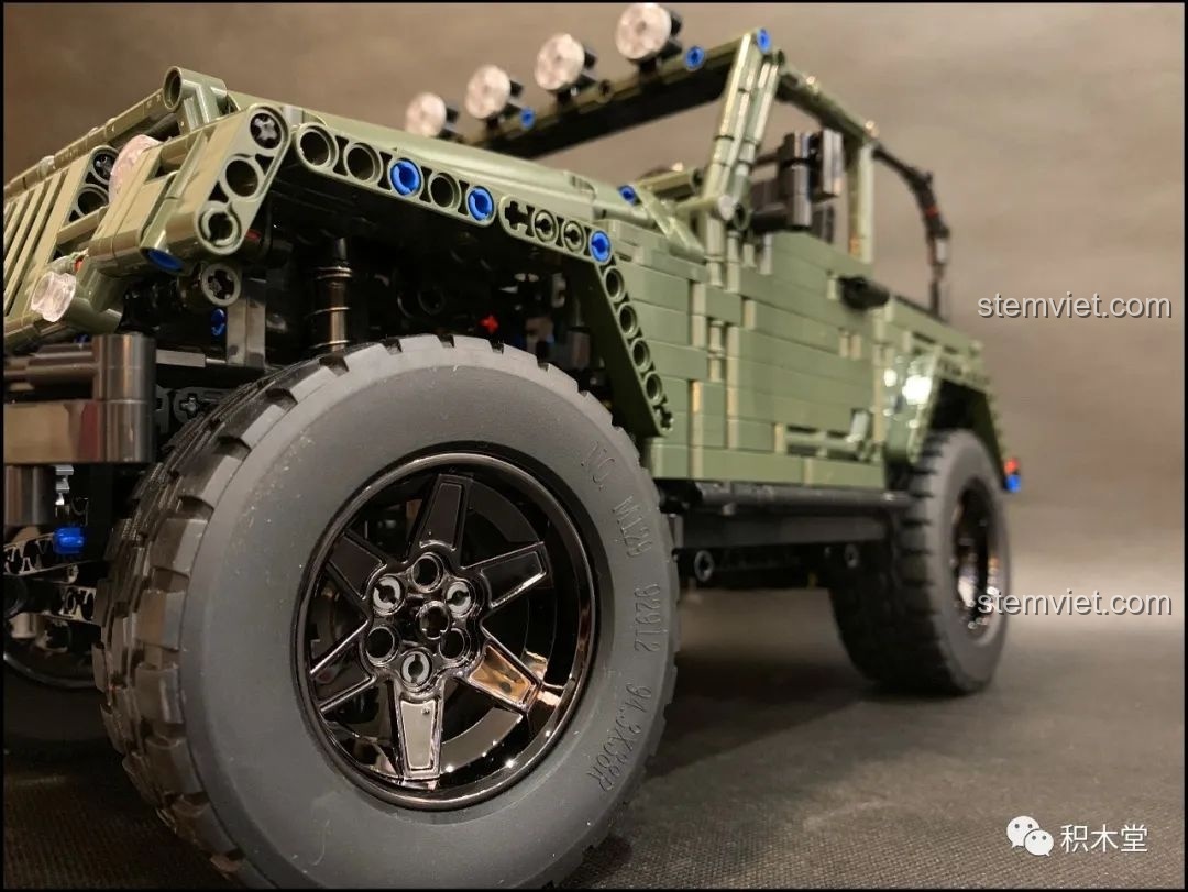 Cận cảnh khối động cơ chi tiết của Mould King 13124 Mô hình Jeep Rubicon.