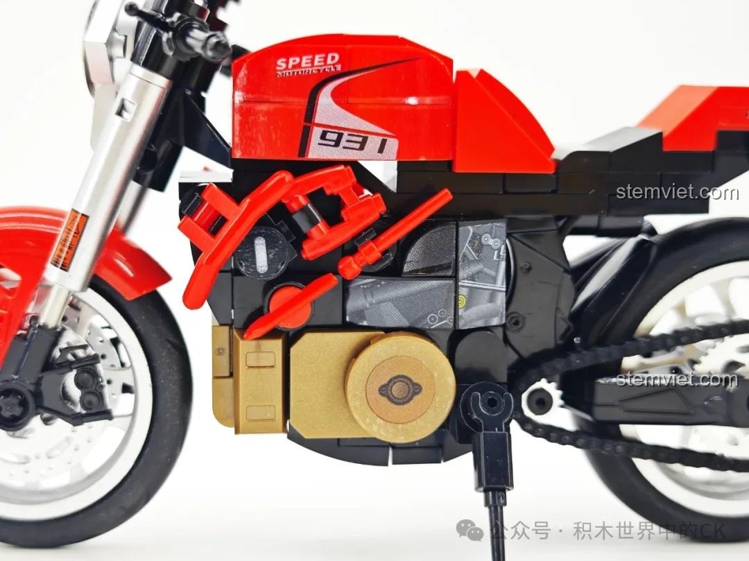 Cận cảnh khối động cơ và khung sườn của mô hình Ducati Monster 821 SEMBO 714552, một trải nghiệm lắp ráp thú vị.