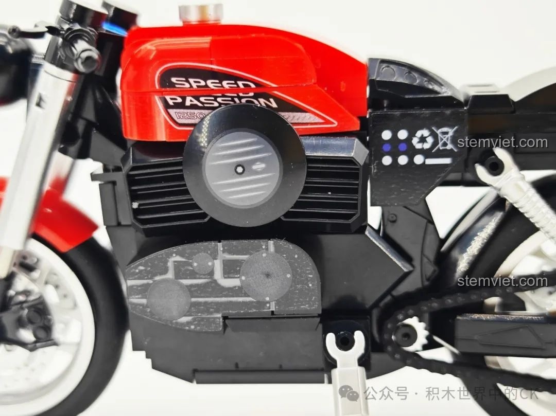 Cận cảnh khối động cơ của mô hình SEMBO 714554, với các sticker mô phỏng chi tiết máy móc.