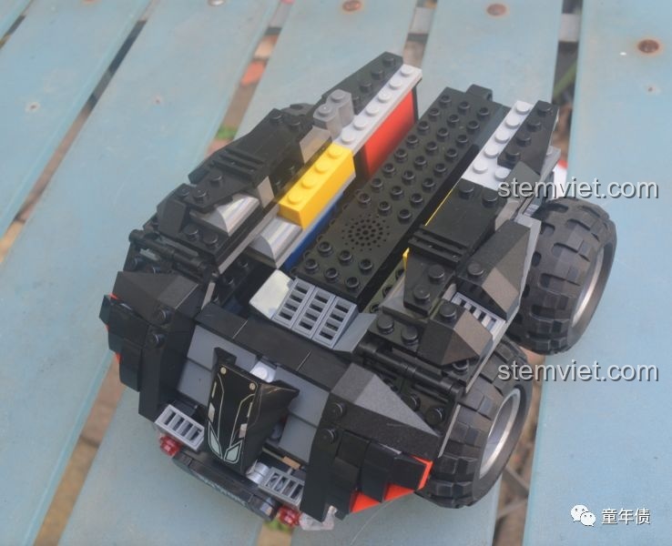 Cận cảnh khối động cơ tích hợp của xe Batmobile 13020, có một màng loa nhỏ nhưng không được kích hoạt.