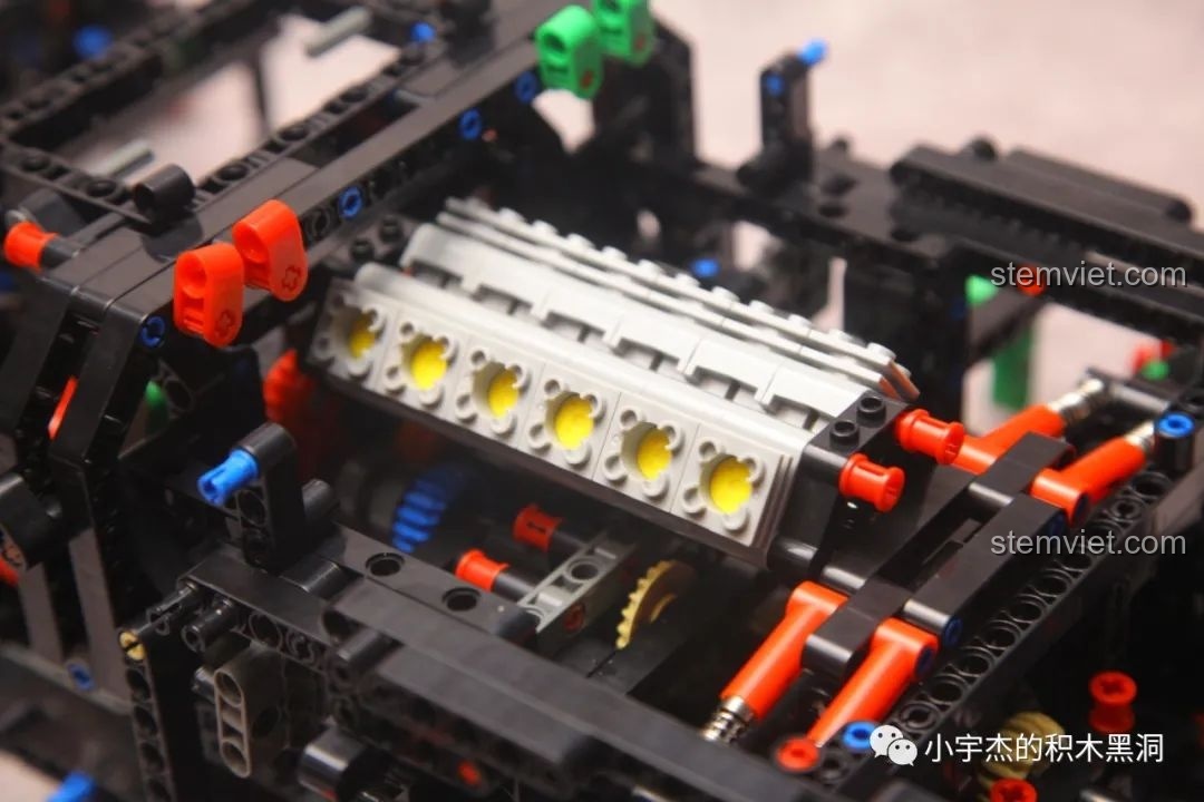 Cận cảnh khối động cơ V12 chi tiết của bộ lắp ráp Siêu xe Ý Veneno 10222, thể hiện sự phức tạp của mô hình technic.