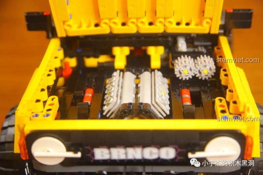 Cận cảnh khối động cơ V8 chi tiết bên dưới nắp capo của mô hình xe địa hình MOYU BLOCK MY88005.