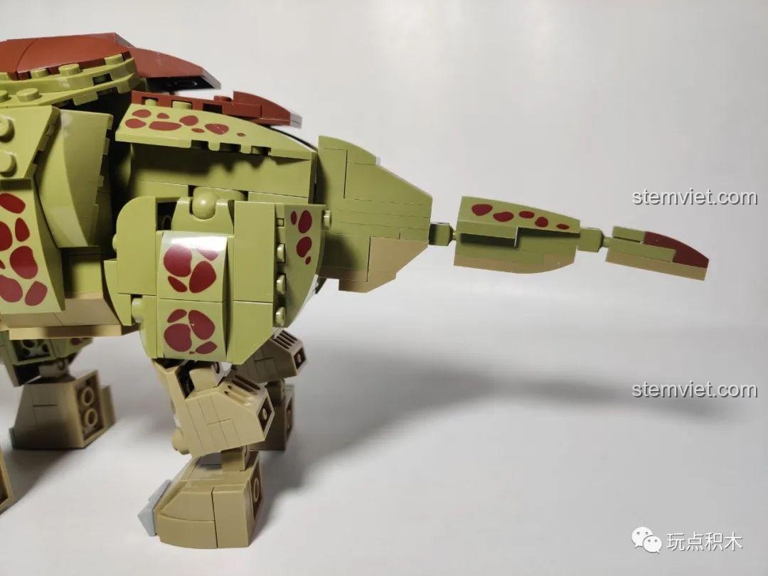 Cận cảnh phần đuôi nhỏ nhắn của mô hình khủng long Triceratops WOMA C0451 với các khớp nối linh hoạt.