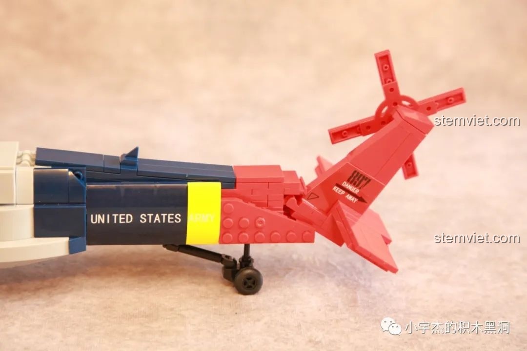 Cận cảnh chi tiết phần đuôi màu đỏ của mô hình máy bay trực thăng quân sự WOMA C0897, một điểm nhấn thiết kế.