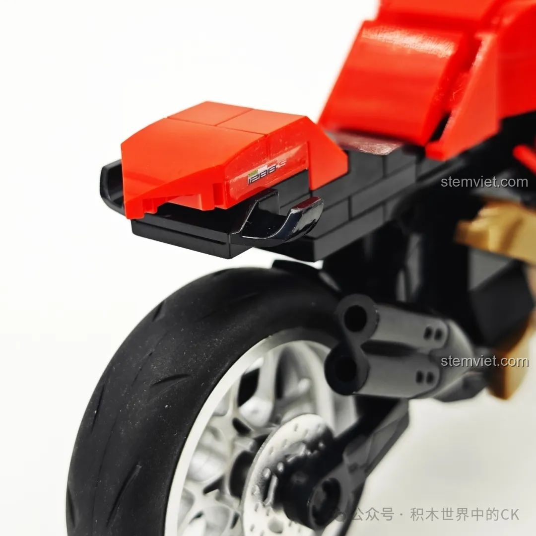 Cận cảnh phần đuôi xe và ống xả của mô hình SEMBO 714552, hoàn thiện vẻ ngoài thể thao và mạnh mẽ.