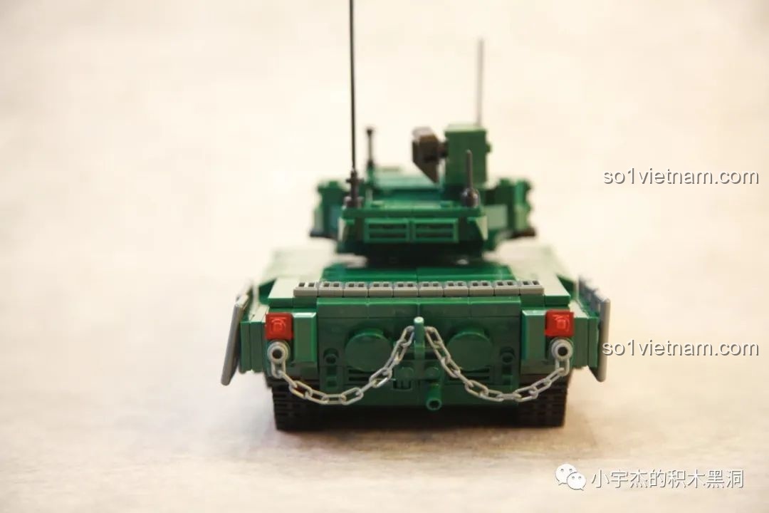 Cận cảnh chi tiết xích kéo và đèn hậu ở phần đuôi của mô hình xe tăng T-14 Armata Sluban.
