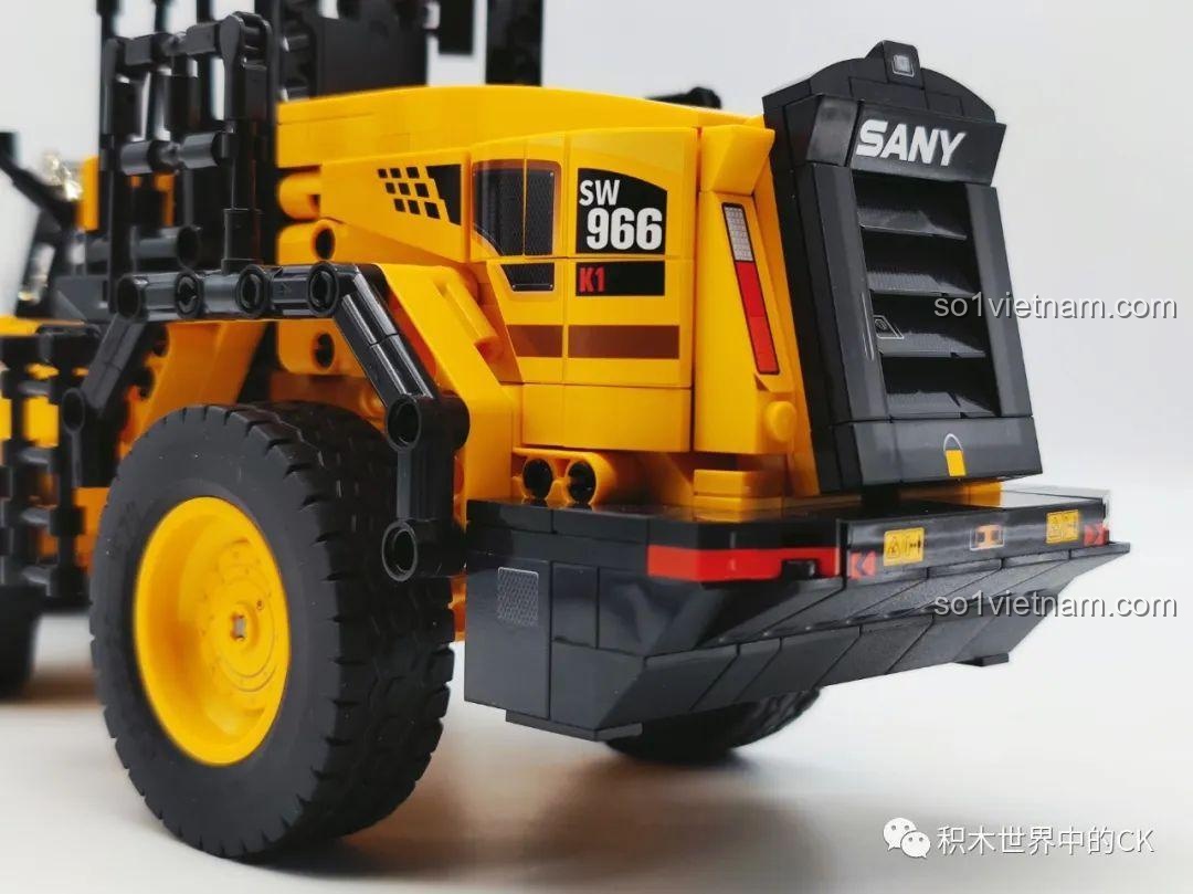 Ảnh chụp cận cảnh phần đuôi xe Sembo 712016, tập trung vào các chi tiết đèn hậu và cản sau.