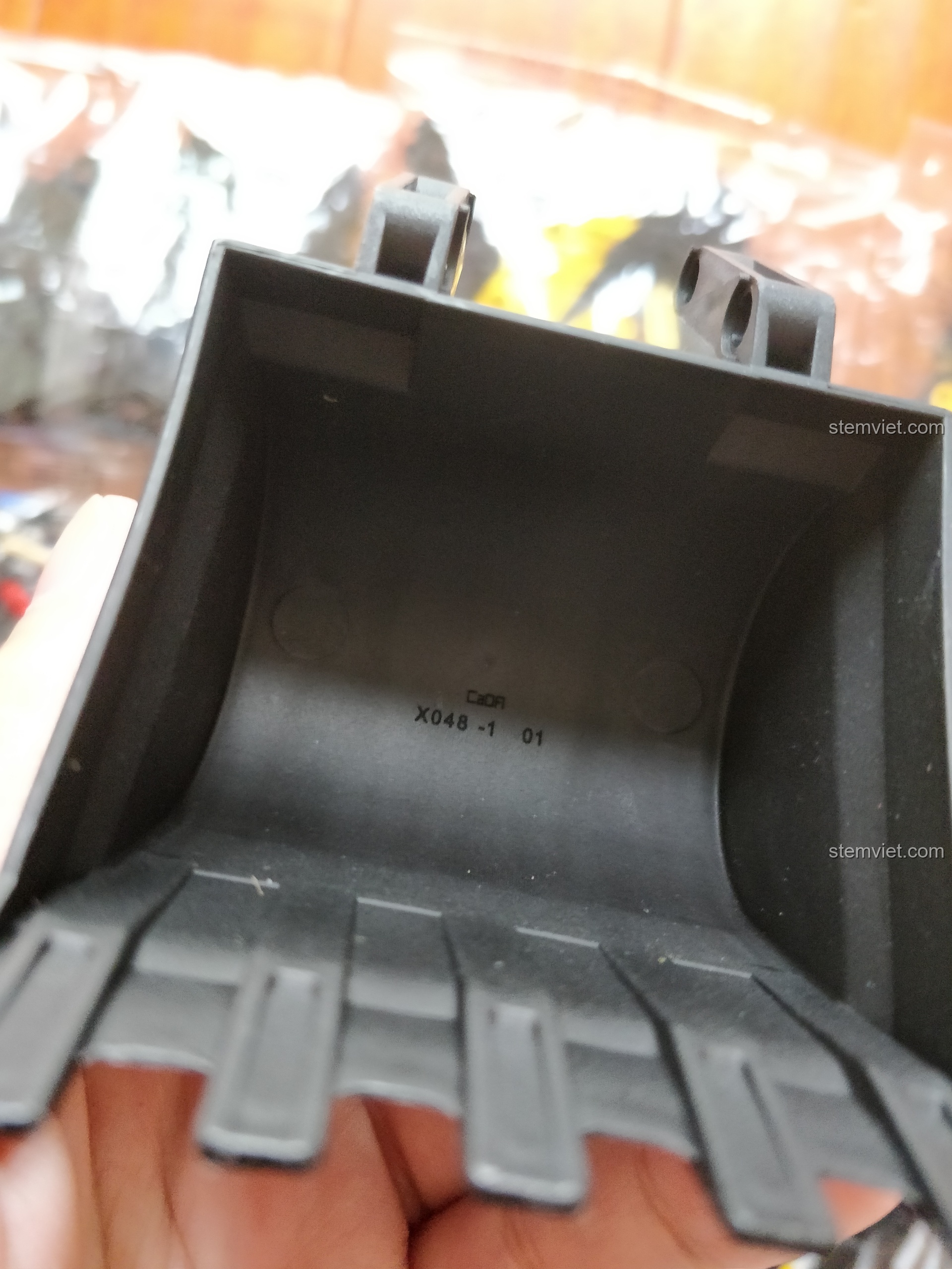 Cận cảnh bên trong gầu xúc của đồ chơi lắp ghép Cỗ máy công trường mạnh mẽ cho trẻ em 6 tuổi, có khắc mã số chi tiết.