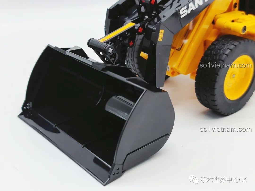 Ảnh chụp cận cảnh chi tiết gầu xúc lớn của mô hình xe xúc lật Sembo 712016, được làm từ các mảnh ghép lớn.