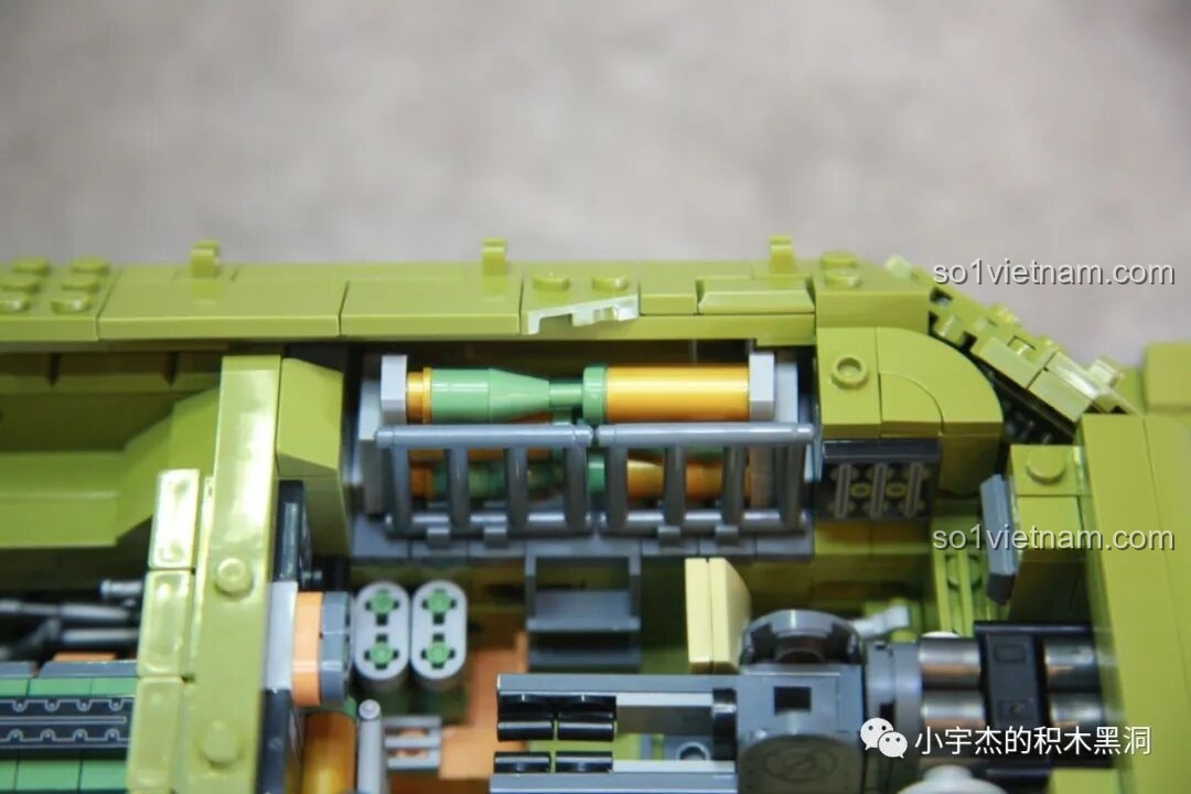 Cận cảnh giá để đạn được bố trí dọc hai bên hông của khoang chiến đấu xe tăng T28.