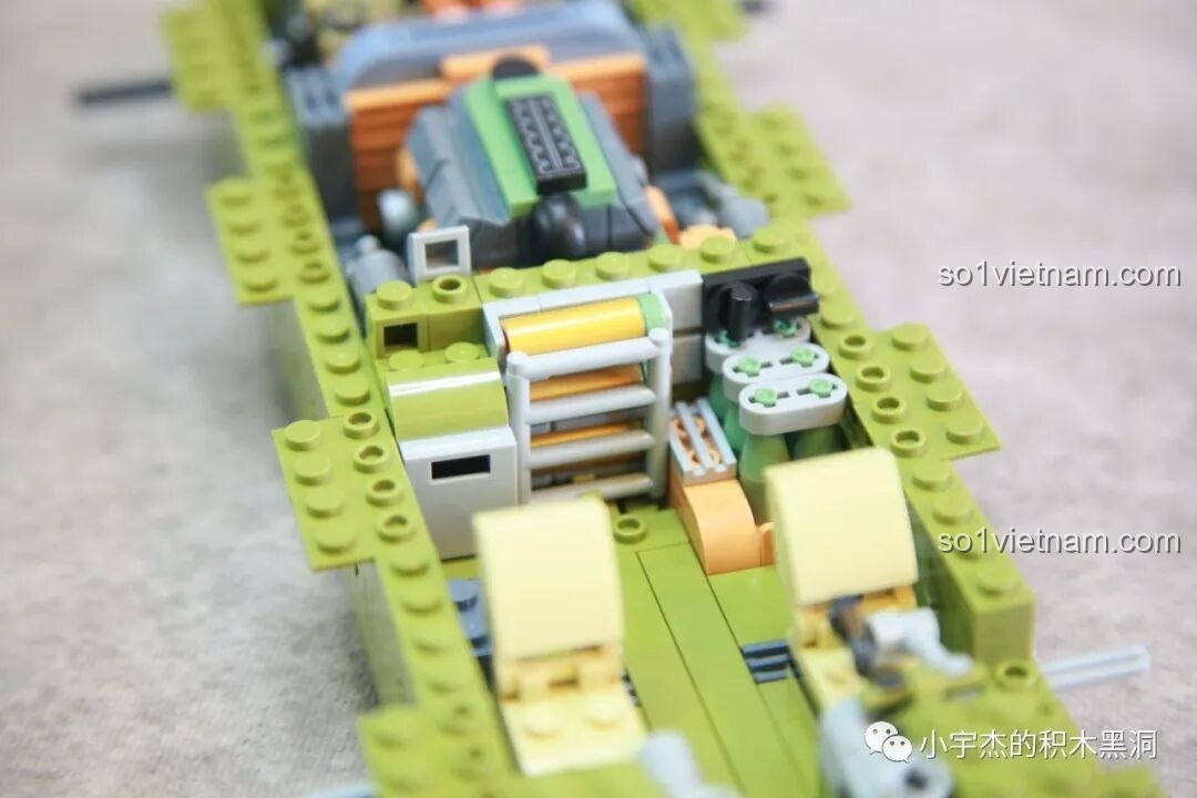 Cận cảnh giá để đạn và ghế ngồi bên trong khoang chiến đấu của mô hình xe tăng T28.