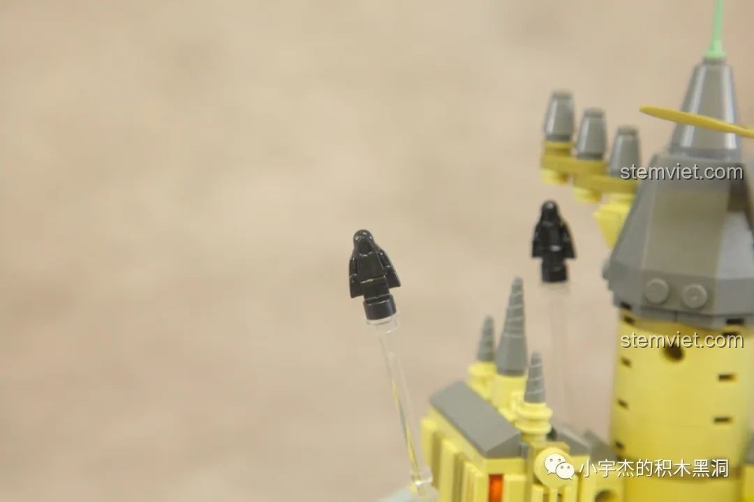 Cận cảnh chi tiết Giám ngục Azkaban trong bộ Meiji 13010, trông giống nhân vật Darth Vader.