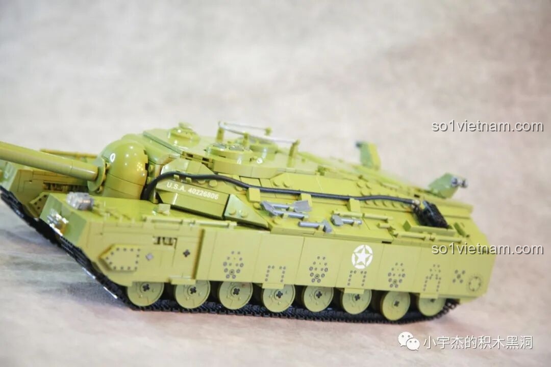 Cận cảnh chi tiết lớp giáp hông của xe tăng T28 với các họa tiết in và dây cáp trang trí.