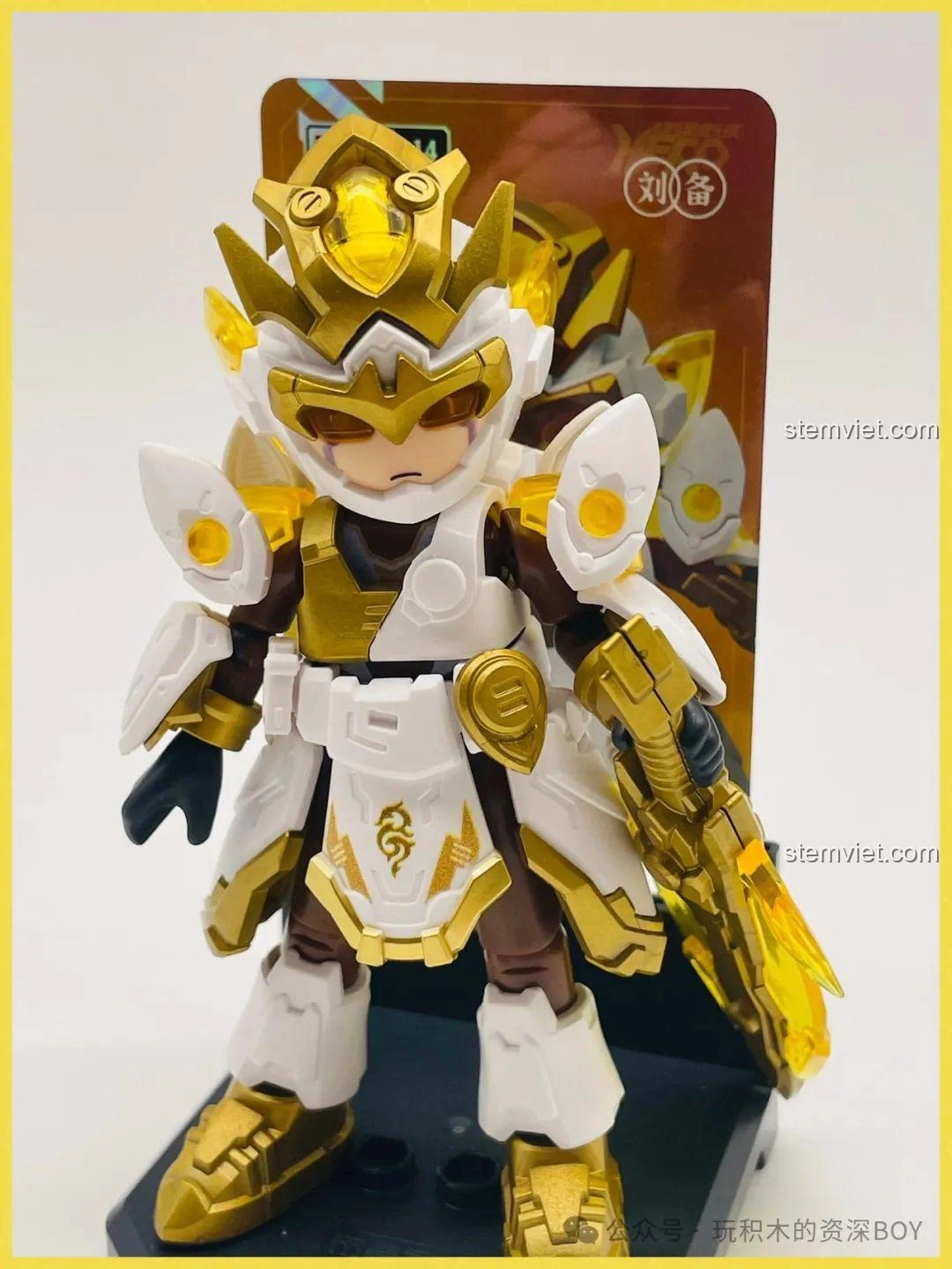 Cận cảnh mô hình Lưu Bị Chiến Giáp BLOKEES, tập trung vào chi tiết giáp trụ và vũ khí.